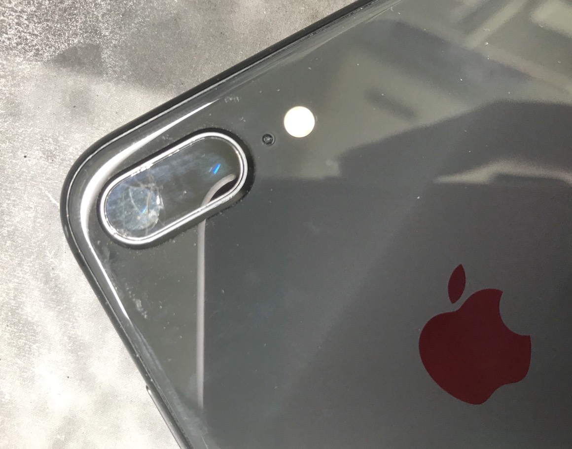 修理可能】iPhone8Plusのアウトカメラレンズカバーが割れても神戸三宮  